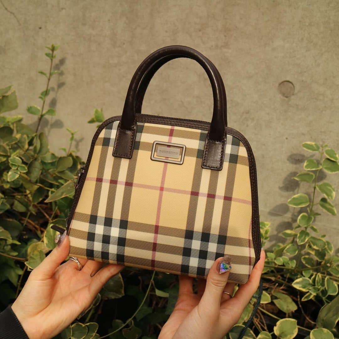 Vintage Brand Boutique AMOREさんのインスタグラム写真 - (Vintage Brand Boutique AMOREInstagram)「Vintage Burberry mini handbag  Webstore product code: AO30265  ✈️Worldwide Free Shipping 📩DM for more info and pricing  ➡️info@amorevintagetokyo.com  #burberry #burberrys #vintagebag #burberrybag」1月5日 10時59分 - amore_tokyo