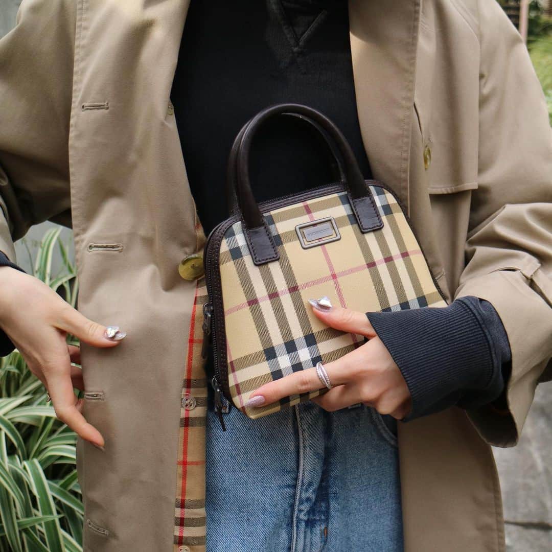 Vintage Brand Boutique AMOREさんのインスタグラム写真 - (Vintage Brand Boutique AMOREInstagram)「Vintage Burberry mini handbag  Webstore product code: AO30265  ✈️Worldwide Free Shipping 📩DM for more info and pricing  ➡️info@amorevintagetokyo.com  #burberry #burberrys #vintagebag #burberrybag」1月5日 10時59分 - amore_tokyo