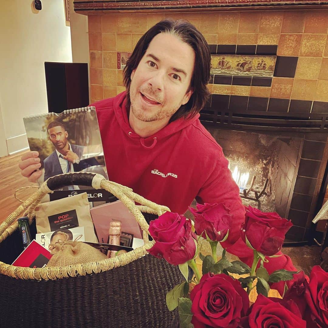 ジェリー・トレイナーのインスタグラム：「I’ve got my love face on!!! I’m fully ready for the premier of #thebachelor tonight. But first we #thebachelorPregame!」