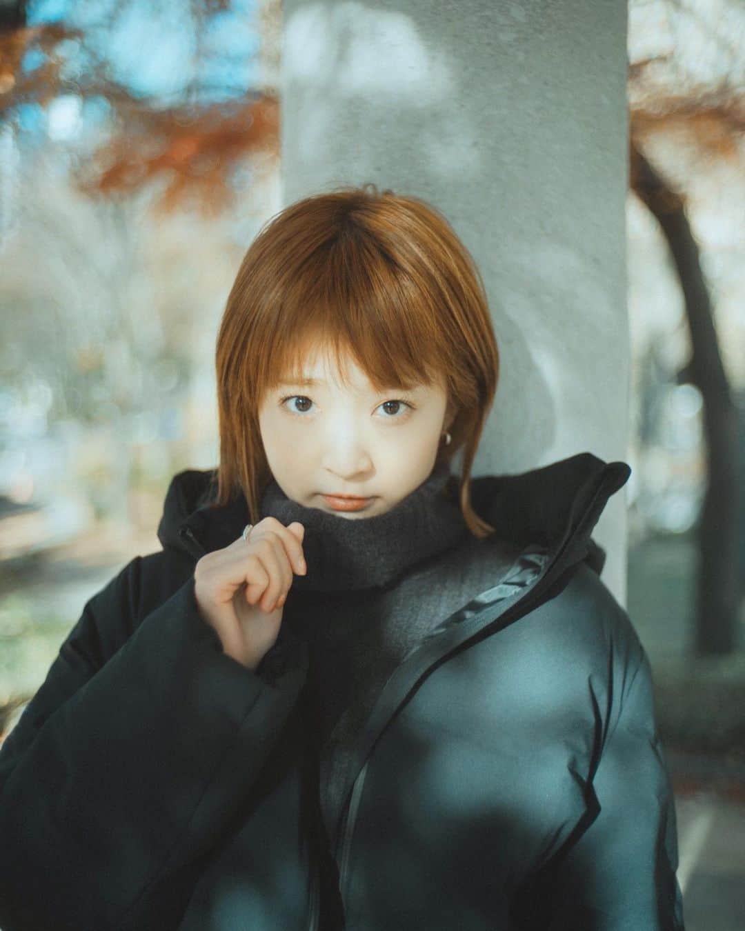 のインスタグラム：「シカコが初詣記念の写真撮れってお願いしてくるなう的な感じで鑑賞してみてどうぞ🥳 #バーチャル初詣 #ちゃんと撮って #2021 #賀正 #記念撮影 #実際は一番の映えスポットだった写真 #絶妙にもみじある #撮れたかなねえ撮れたかな #えまつ毛がついてるって #ははっ3本もついてたね #ストーリーに無理がでてきたよ #お年頃31歳 #シカコ #shikaco #小鹿 #시카코  #久保ユリカ #kuboyurika #久保百合花 #쿠보유리카  #onepiece #ZARA #downjacket #UNIQLO photo by #さるくん @yuukisaruta」