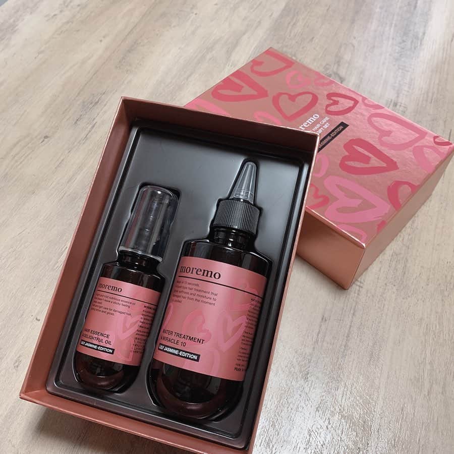 宮丸くるみのインスタグラム：「﻿ hair care ‪‪❤︎‬﻿ ﻿ 韓国の #moremo の﻿ トリートメントとヘアオイル( ¨̮ )﻿ ﻿ 前から気になってて友達から誕プレで﻿ 貰って使ってみたら良すぎた、、🥲﻿ ﻿ サラッサラになるしいい香り…( ' ' )﻿ ライブや撮影でスプレーや巻き髪をずっとして髪が傷んでたけどこれ使ったら次の日ふわふわサラサラになった…♥﻿ ﻿ しかも10分くらいおいとかなあかんトリートメント多いけどこれは10秒でOKなの🥲﻿ 天才…♥笑﻿ ﻿ ﻿ ﻿ ・﻿ ・﻿ ・﻿ ﻿ ﻿ ﻿ ﻿ #トリートメント #ヘアオイル #ヘアケア #韓国ショッピング #moremo #美容 #おすすめ商品 #ヘア #ストレートヘア」