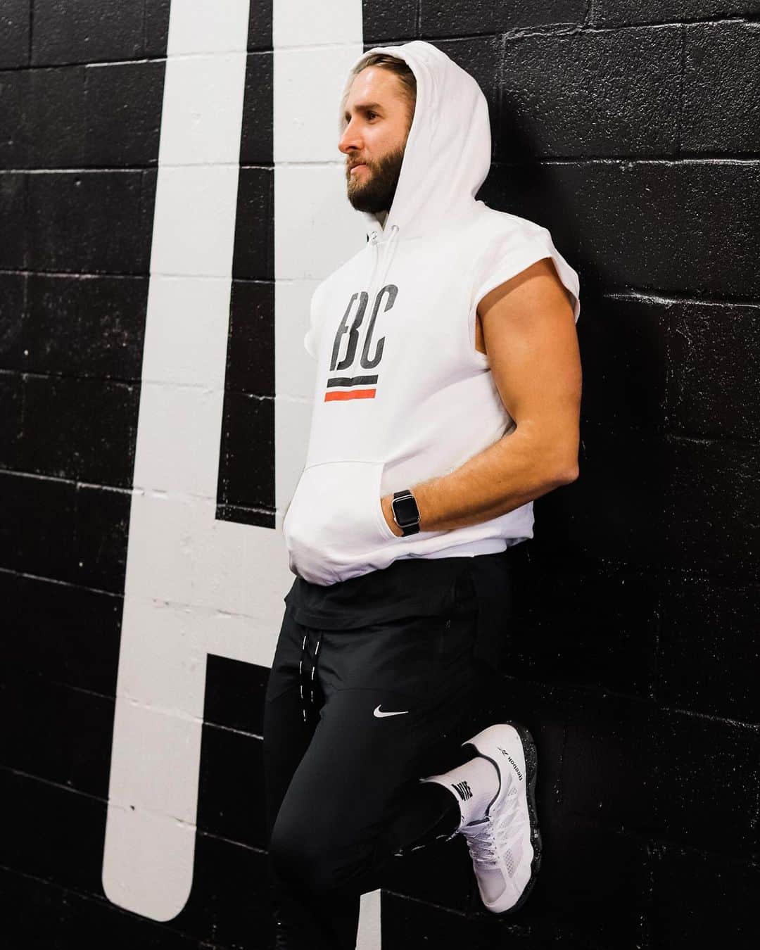 ショーン・ブースのインスタグラム：「🚨 BC Online Store Launch this week 🚨 . Be on the 👀 out for your favorite @boothcampgym apparel available for sale online ‼️ . We will announce when BC Shop Online goes live 🙌🏼 . 💥Comment below for a chance to win a 30 day unlimited membership!💥 . 📸: @madeleinejuliet & @calllmedree #BOOTHCAMPteam #Nashville」