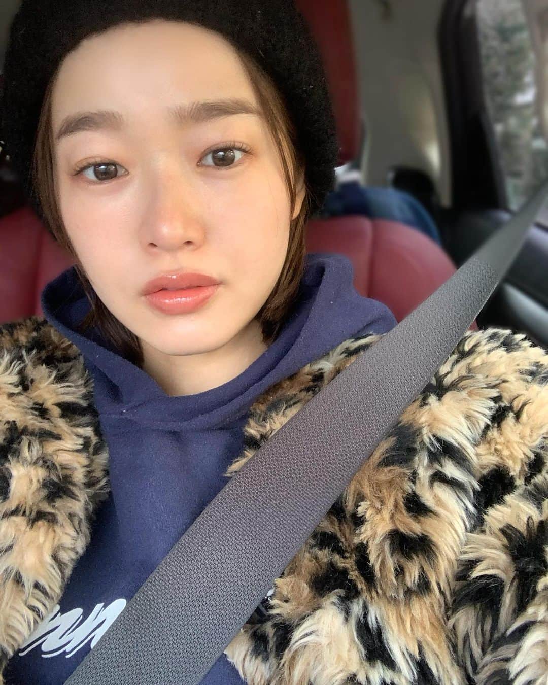 猪鼻ちひろのインスタグラム：「🚗😪 さて、顔の中でどこが変わったでしょう？ (って変えたの年末だけど) お化粧薄いと眠くなるなぁ🥱 車内の揺れも、ものすごい眠気が襲ってくる。。。 #ちひろの美容 #ちひろのお洋服 #なんか #眉毛太い  #顔やまつ毛やお肌のおやすみも大切◎」