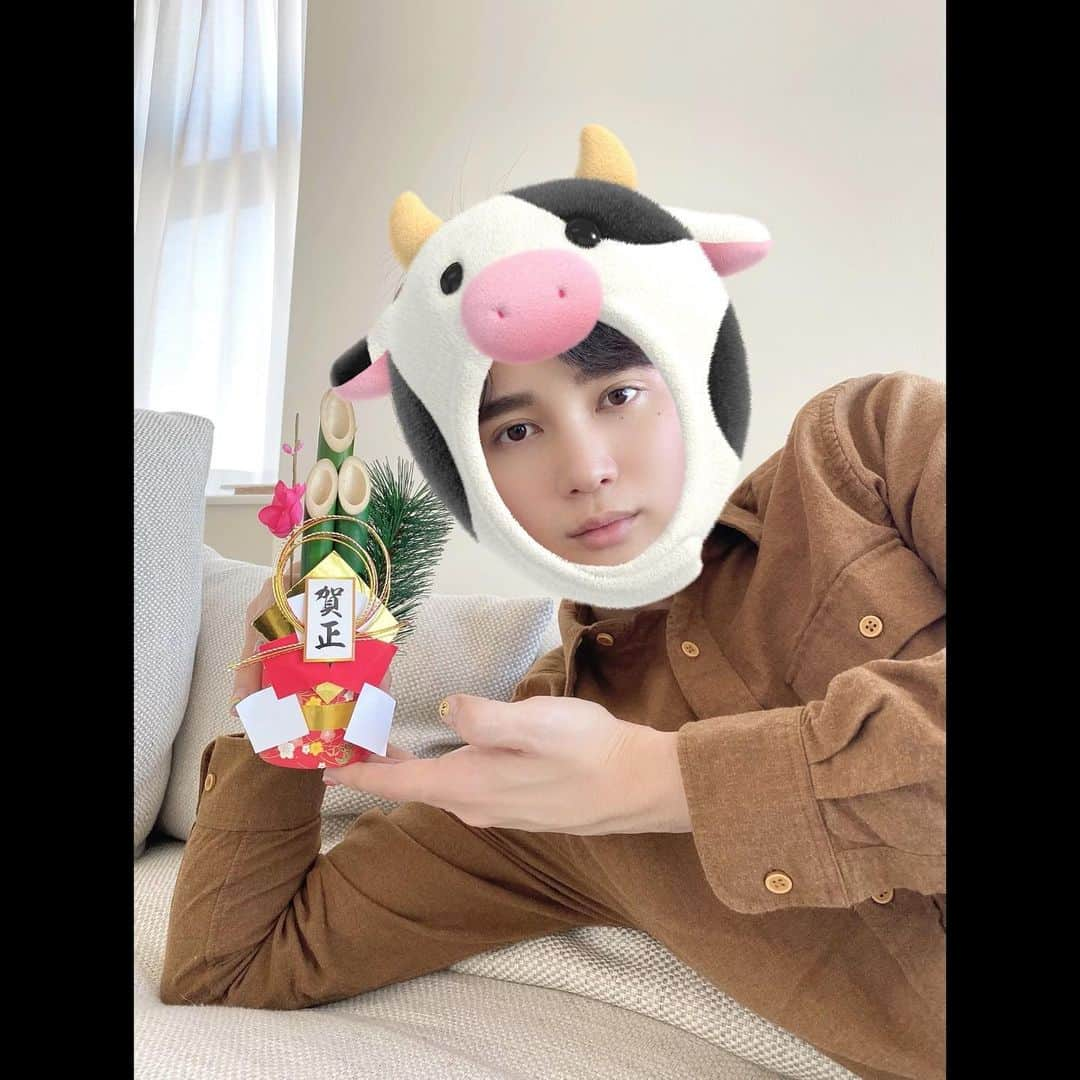 池添俊亮さんのインスタグラム写真 - (池添俊亮Instagram)「丑年だから2021年は年男の丑男🐮  今年の目標は痩せて細マッチョになって 脱げる身体 を手に入れる事と、池添俊亮をもっと世間の方々に知ってもらって愛される事。  あとは楽しく健康にかっこよくキラキラして生きよー！  #🐮」1月5日 11時04分 - zoe_boy_0427