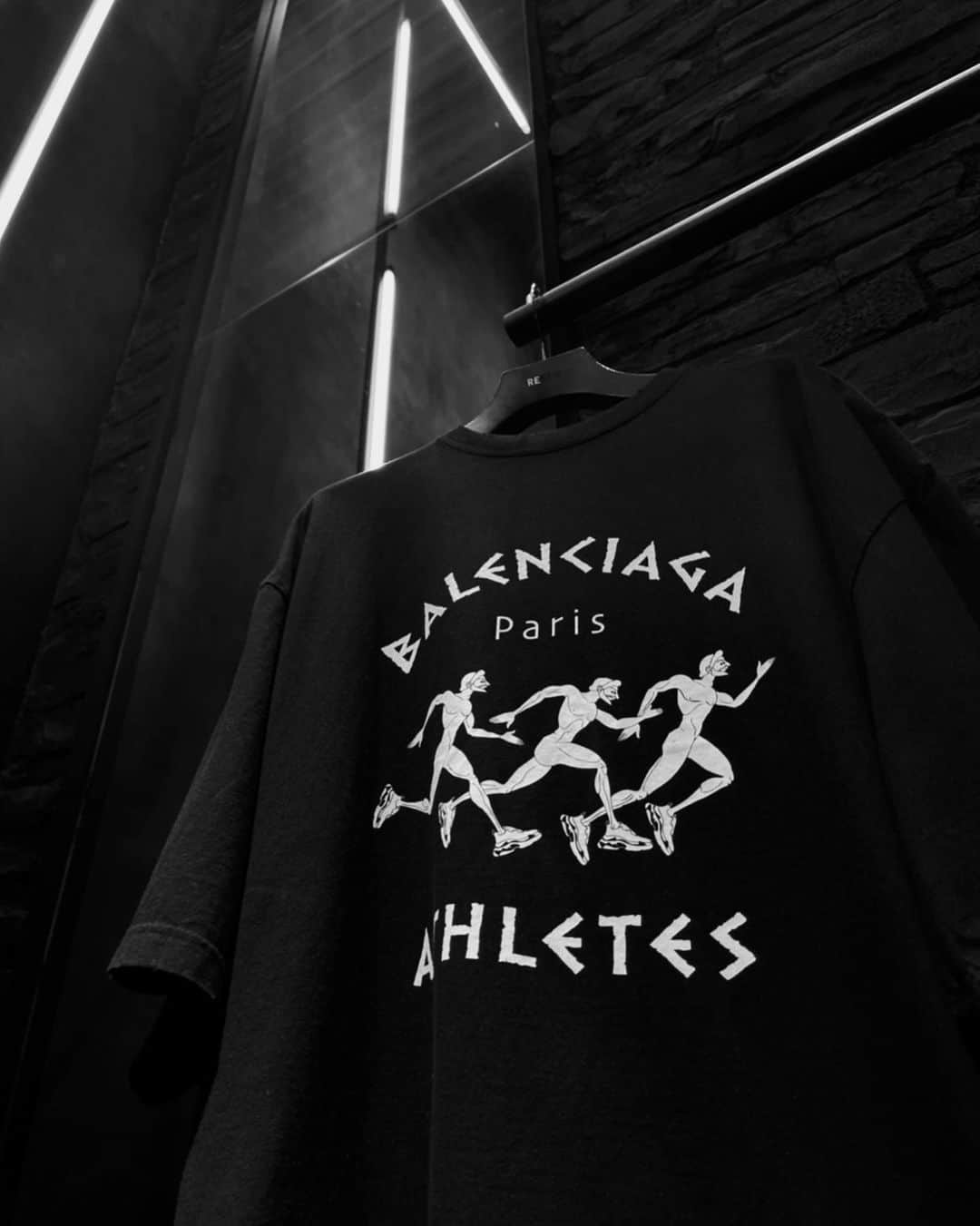 リステアさんのインスタグラム写真 - (リステアInstagram)「NEW T-SHIRT 🖤🖤🖤 >>> @balenciaga   ✔️XL T-Shirt ¥68,000 + Tax  @restirofficial  RESTIR.com RESTIR STYLISTS APP RESTIR BOUTIQUE  #restir #リステア #balenciaga #バレンシアガ #발렌시아가 #tshirt #tシャツ #mensfashion #womensfashion」1月5日 11時06分 - restirofficial