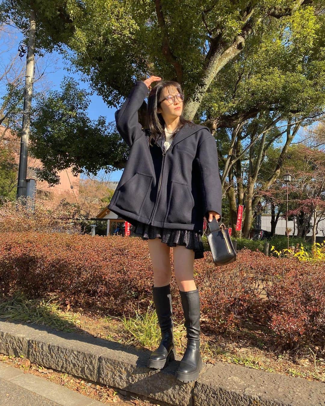 佐藤優津季のインスタグラム：「2021⏯ #今年も宜しくお願いします #🫂✨🫂  #ootd #shirts #vintage #coat #machupichushop #kin #oshimarei  #shoes #skirt #zara #glasses #olivergoldsmith」