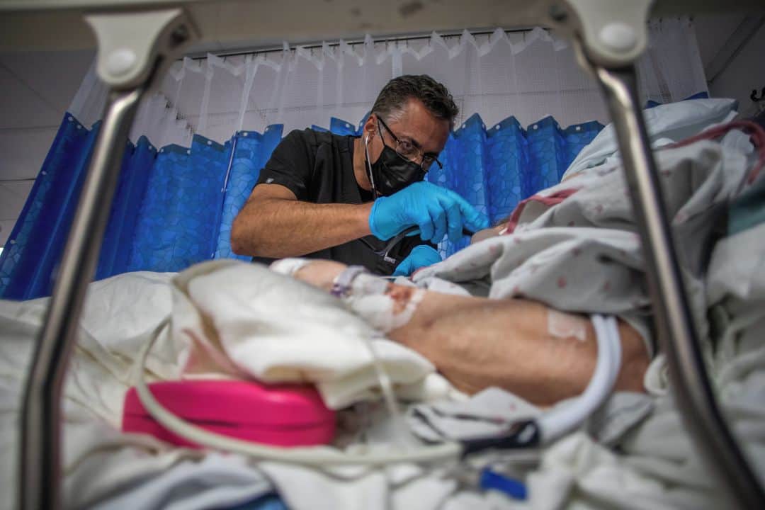 AFP通信さんのインスタグラム写真 - (AFP通信Instagram)「AFP Photo 📷 @apugomes -  Temporary Intensive Care Unit at Providence Cedars-Sinai Tarzana Medical Center in Tarzana, California -⁣ .⁣ Approximately four weeks ago, the hospital had a very manageable census, and very small amounts of patients in the ICU, but since Thanksgiving it seems like the census has been doubling every 10 days and they've gotten to a point where 80% of the hospital is filled with patients with Covid-19, and  90% of the ICU is now filled with Covid-19.⁣ .⁣ According to doctor Yadegar,  it's not just a matter of room, but it's also the staffing to have nurses, as well as doctors to be able to take care of those patients. It's very difficult to get critical care nurses and doctors. So, it's hard to expand, even if we can expand with the number of beds in the rooms it's impossible to expand in terms of nurses and doctors because there's limited resources. The situation is very dire. The hospital systems are at a breaking point unless we were able to get this infection under control. It's not sustainable. Unfortunately, the emergency room is having to close and not be able to take patients that are coming in with ambulances because we don't have room for them, and at this point this is impacting not just what happens in the hospital but it affects everyone in the community.」1月5日 11時16分 - afpphoto