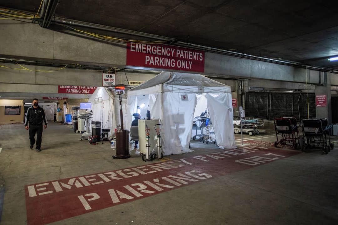 AFP通信さんのインスタグラム写真 - (AFP通信Instagram)「AFP Photo 📷 @apugomes -  Temporary Intensive Care Unit at Providence Cedars-Sinai Tarzana Medical Center in Tarzana, California -⁣ .⁣ Approximately four weeks ago, the hospital had a very manageable census, and very small amounts of patients in the ICU, but since Thanksgiving it seems like the census has been doubling every 10 days and they've gotten to a point where 80% of the hospital is filled with patients with Covid-19, and  90% of the ICU is now filled with Covid-19.⁣ .⁣ According to doctor Yadegar,  it's not just a matter of room, but it's also the staffing to have nurses, as well as doctors to be able to take care of those patients. It's very difficult to get critical care nurses and doctors. So, it's hard to expand, even if we can expand with the number of beds in the rooms it's impossible to expand in terms of nurses and doctors because there's limited resources. The situation is very dire. The hospital systems are at a breaking point unless we were able to get this infection under control. It's not sustainable. Unfortunately, the emergency room is having to close and not be able to take patients that are coming in with ambulances because we don't have room for them, and at this point this is impacting not just what happens in the hospital but it affects everyone in the community.」1月5日 11時16分 - afpphoto
