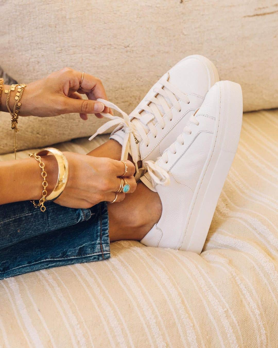 のインスタグラム：「everyone’s favorite sneaker... with the perfect boost of height 😉🙌⁣ ⁣ shop the ibiza platform, link in bio!」