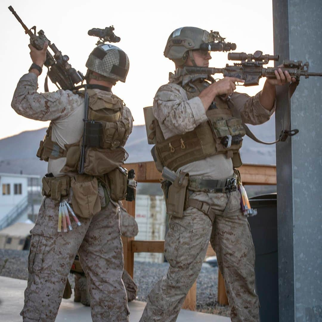 アメリカ海兵隊さんのインスタグラム写真 - (アメリカ海兵隊Instagram)「Got Your Six  Marines with the All Domain Reconnaissance Detachment, @pride_of_the_pacific, set security during a Close Quarters Tactics course at @mcb_camp_pendleton.  The course taught MEU personnel tactics to operate effectively in close quarters environments. (U.S. Marine Corps photo by Cpl. Israel Chincio)   #USMC #Marines #Military #Recon」1月5日 11時10分 - marines