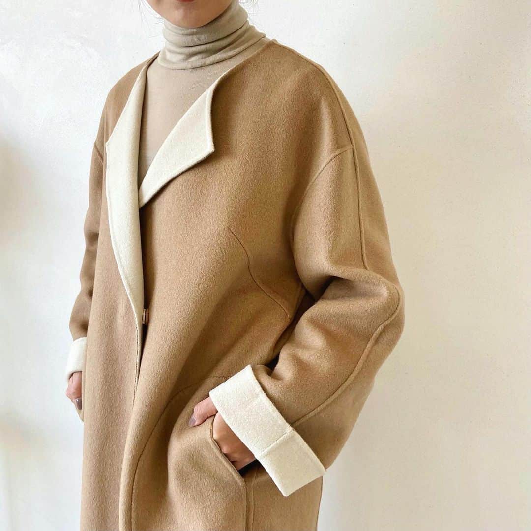 bellemaison_style(ベルメゾン) さんのインスタグラム写真 - (bellemaison_style(ベルメゾン) Instagram)「2021.1.5  リバーシブルで着られるウール混のコートは動くたびに翻って配色のカラーが覗いてステキな1枚。 ベルトでガウン風にウエストマークすればスッキリ見えて、寒さ対策もOKです。  リバーシブルロングコート キャメル ¥24,900（tax込） スタイルノート／2020冬号　20ページ掲載  ▶︎商品の検索 TOPのベルメゾンネットURLより、商品名を検索！  #stylenote#スタイルノート #ベルスタ#ベルメゾン #ootd #outfit #fashion #大人コーデ #きれいめコーデ #きれいめカジュアル #大人カジュアル #オトナカジュアル #大人シンプル #40代コーデ #笑顔になれる服」1月5日 11時14分 - bellemaison_style