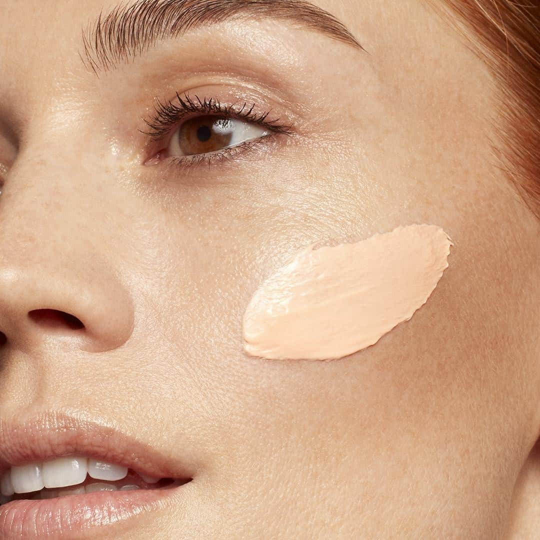 Clarins Canadaのインスタグラム：「Ready to revive that healthy glow?💫 Immediately after applying our new Extra-Firming Energy, you'll notice your skin looks smoother and brighter! The slight tint from paprika extract instantly perks up your skin while adapting to your natural skin tone, while the pearl complex diffuses light for an overall more luminous look. You'll love the immediate radiance boost it gives your skin!⁣ __________⁣ Prête à raviver l'écat de votre teint ?💫 Immédiatement après avoir appliqué notre nouvelle crème Extra-Firming Energy, la peau apparaît plus lisse et plus lumineuse ! L'extrait de paprika teinte discrètement la formule qui s'adapte à la peau pour lui donner un coup d'éclat, tandis que le complexe de nacres capture la lumière naturelle pour apporter lumière au teint. Effet bonne mine immédiat garanti !⁣ .⁣ .⁣ .⁣ #Clarins #ItsAllAboutYou #ClarinSkinCare #EnergizeYourSkin #ExtraFirming」