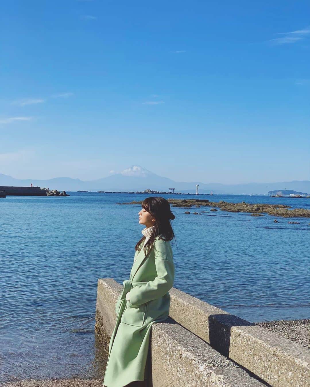 南里美希さんのインスタグラム写真 - (南里美希Instagram)「#shooting ☀️🌊  ポカポカで気持ちよかった〜 奥にうっすらと #富士山 みなさんが少しでも心安らぎますように🗻」1月5日 11時25分 - mikinanri_official