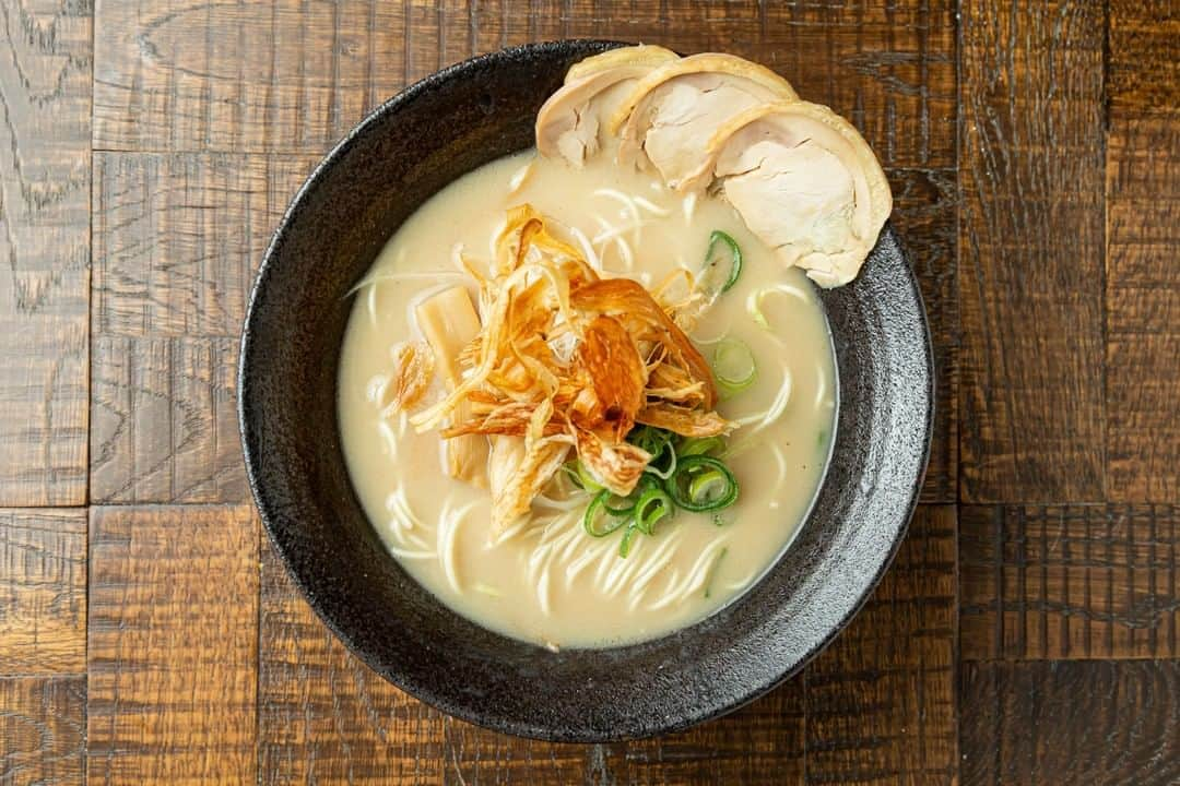 祇園麺処 むらじさんのインスタグラム写真 - (祇園麺処 むらじInstagram)「【あったか優しい味の麺処むらじ特製、鶏白ラーメン】 お正月明けはいつもより少し疲れがたまりやすいですよね。 麺処むらじ特製の鶏白ラーメンは濃厚ながらもあっさりとしていて、 「ほっ。」とする暖かい味です。 麺処むらじで「ほっ。」と一息ついてみませんか？  麺処むらじ祇園本店、室町店ともにディナータイムが オススメのご来店時間です！ 夜ですと特に京都らしい街並みが色濃く感じられ、 席へのすぐのご案内もさせて頂けますよ。  また、麺処むらじでは様々な感染症対策をし、 皆様にご安心して麺処むらじをお楽しみ頂けるよう、 一同懸命に取り組んでおります。 みなさまのご来店を心よりお待ちしております。  #麺処むらじ #むらじ #祇園 #ラーメンむらじ #ラーメン #京都ラーメン #ラーメン京都 #麺処むらじ #ラーメン大好き #麺スタグラム #麺活 #鳥白湯　 #鳥白湯ラーメン #京都グルメ #京都麺活 #京都のうまいもん #ランチセット #京都 #そうだ京都行こう #kyoto #ramen #ramennoodles #ramenlover #ramen🍜 #kyotojapan #kyototravel #kyototrip」1月5日 11時30分 - ramen_muraji