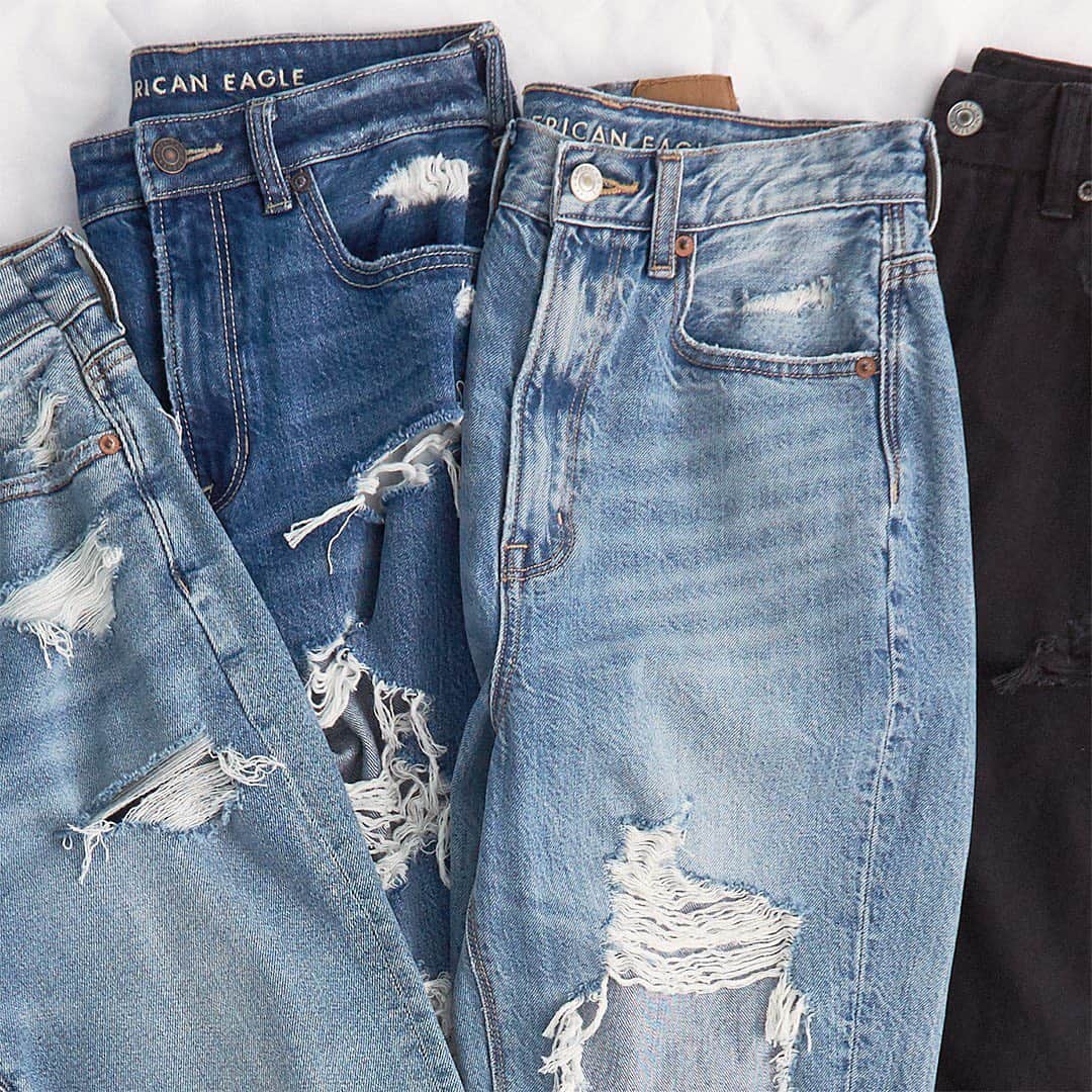 American Eagleのインスタグラム：「These aren’t just any jeans – they’re 𝚁𝚎𝚊𝚕 𝙶𝚘𝚘𝚍 jeans 🌱🌎 Made using less water and with higher factory standards, because you should feel as good about your clothes as you do in them」