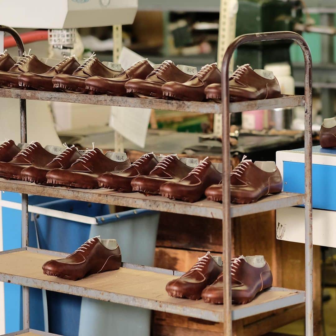 ユニオンインペリアルのインスタグラム：「. あけましておめでとうございます。 本日（1月5日）仕事始めとなります。  私たちの靴を愛用して下さるお客様、レザーをはじめとした靴材料を提供して下さるお取引様、靴をつくる職人さん、世の中のたくさんの靴のなかで私たちの靴を選んで下さり販売するお店のスタッフの方々、昨年は本当にたくさんの方にお世話になりました。  私たちの靴づくりを支えて下さっている全ての皆さまに感謝申し上げます。  2021年もどうぞよろしくお願いします！  #unionimperial  #ユニオンインペリアル  #kamagaya  #鎌ヶ谷  #仕事始め  #leathershoes  #mensshoes  #menshoe  #shoefactory  #革靴倶楽部  #革靴好きと繋がりたい」