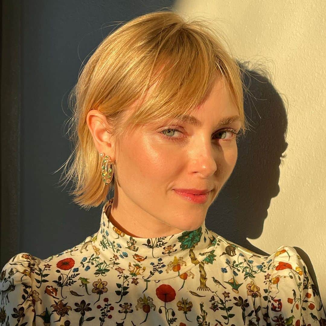 のインスタグラム：「Finding the light in 2021. 🌞 And smizzzzzing back at it.」