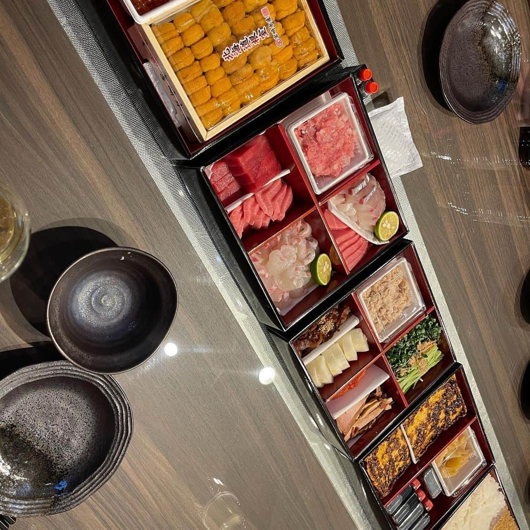 高木由梨奈さんのインスタグラム写真 - (高木由梨奈Instagram)「両親の友人宅でお肉や手巻き寿司、そしてたくさんのワインをご馳走になりました😚🍷  美味しくて楽しくて幸せ空間でした💭♡  さーて！今日からダイエット！💪 今日の夜はヒヨン丼にしようかな？🥗  #鮨いつき #炭火焼肉煖」1月5日 17時15分 - yurina_takagi