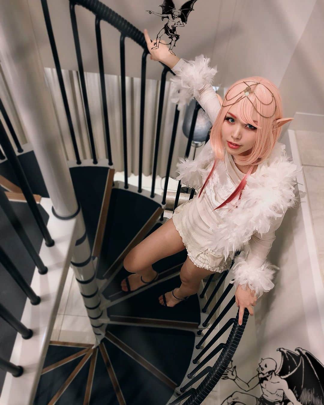 のインスタグラム：「螺旋階段🧝‍♀️ . †††††††††††  𝙴𝙻𝙵 𝙶𝙸𝚁𝙻 𝚘𝚗 𝚝𝚑𝚎 𝚜𝚙𝚒𝚛𝚊𝚕 𝚜𝚝𝚊𝚒𝚛𝚌𝚊𝚜𝚎🧝‍♀️ ††††††††††† #ポートレート  #transgender #transwoman  #transsexual #transgirl #コスプレ　#エルフ  #goth #gothgirl #nugoth #queer #tgirl #lgbtq  #ピンクヘアー #cosplay #altanativegirl #kawaiigirl  #妖精　#elf #elfgirl」