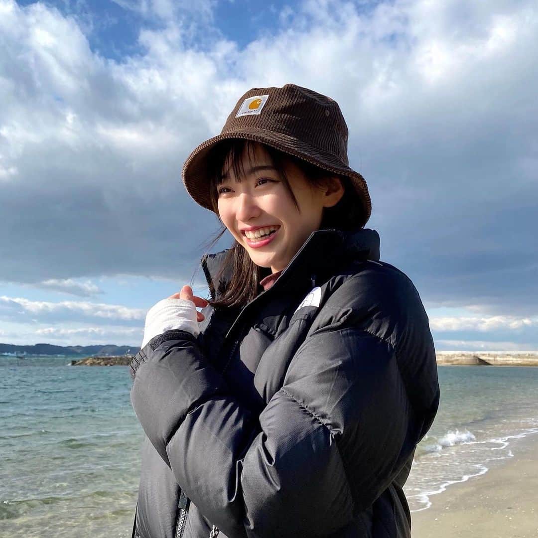 村上なずなのインスタグラム：「﻿ 冬休みの終わりはテレビでお笑い観てる＾＾﻿ チョコプラおもしろすぎて😂﻿ ﻿ (写真撮る時だけマスク外しました💧)﻿ ﻿ #jk #jkブランド #jkの素敵な思い出 #日間賀島#海#おしゃれ好きな人と繋がりたい #おしゃれ好き通信 #おしゃれさんと繋がりたい #オシャレさんと繋がりたい #韓国女子 #韓国男子 #韓国好きな人と繋がりたい #韓国好きな人と仲良くなりたい #いいね返し #いいね返しは絶対#バケハ#carhartt #thenorthface #fff #lfl #lf4 #04line #04년생 #좋아요반사 #좋아요그램 #팔로우환영 #팔로미 #팔로우미﻿」