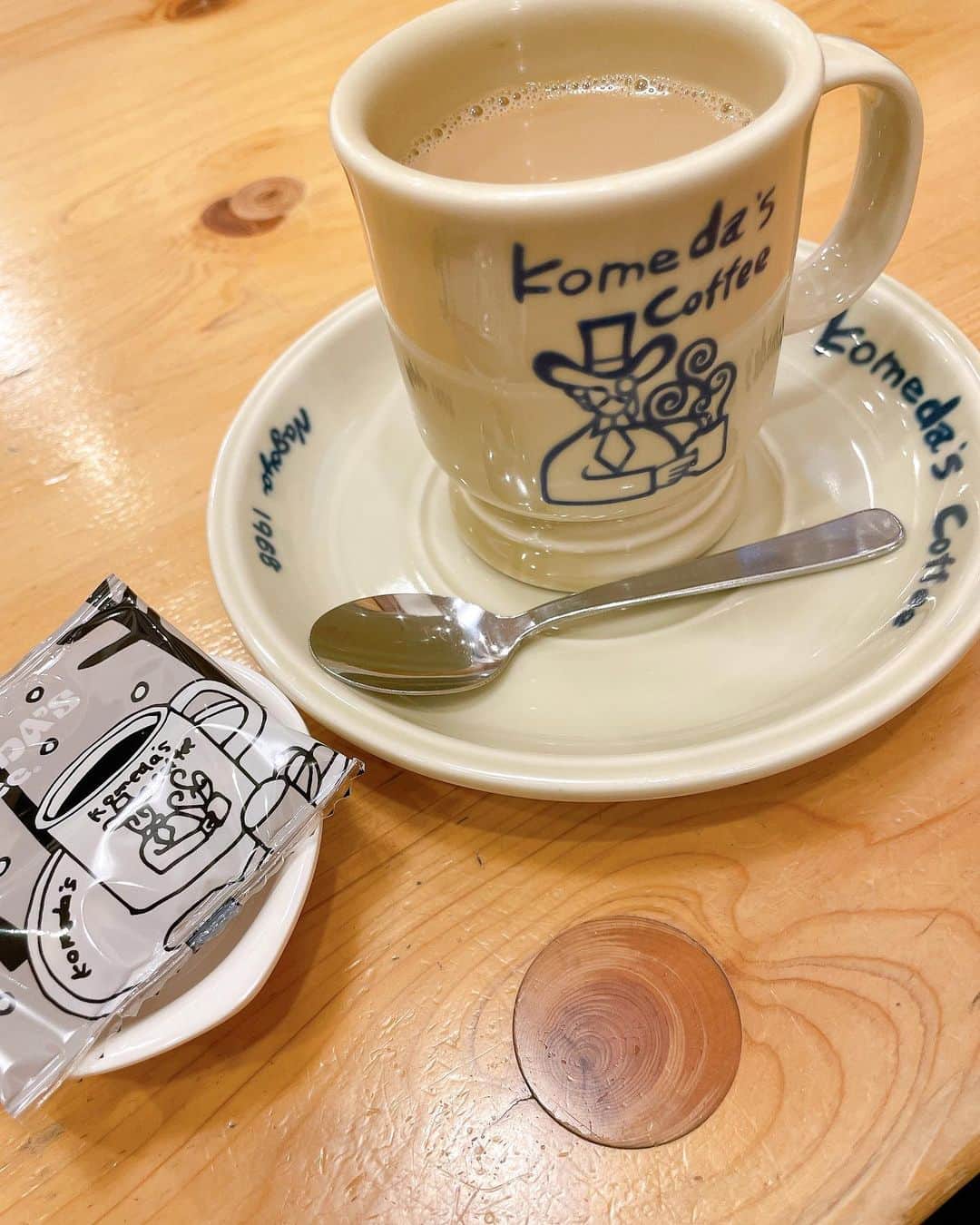 池田彩のインスタグラム：「コメダ珈琲と言えば名古屋を思い出すけど、最近は色んな所にお店あるよね😆 カフェオレでホッと一息☕️ ・ ・ ・ ・ ・ ・ ・ ・ ・ ・ ・ #コメダ珈琲 #komedacoffee  #カフェオレ #ほっと一息」