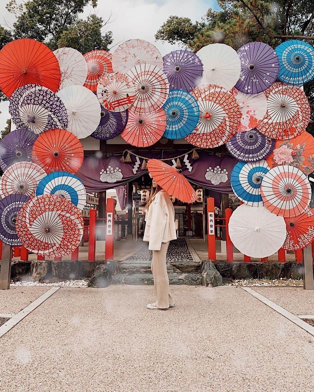 タビジョのインスタグラム：「こんばんは😊 本日も@tabi_jyoではいつか行きたい国内スポットをご紹介💁🏻‍♀️💕 国内旅行を楽しんでいる様子は #tabijyomap_japan でシェアしてね🥴 ＊＊＊＊ 📸 @miiih042 🚩 愛知県「別小江神社」 コメント抜粋 可愛い傘が飾られた神社 ⛩☂️ みんなでお参りしたよ 👨🏻🐶👩🏻‍🦰 ＊＊＊＊＊＊ #タビジョ #tabijyomap_japan #別小江神社」