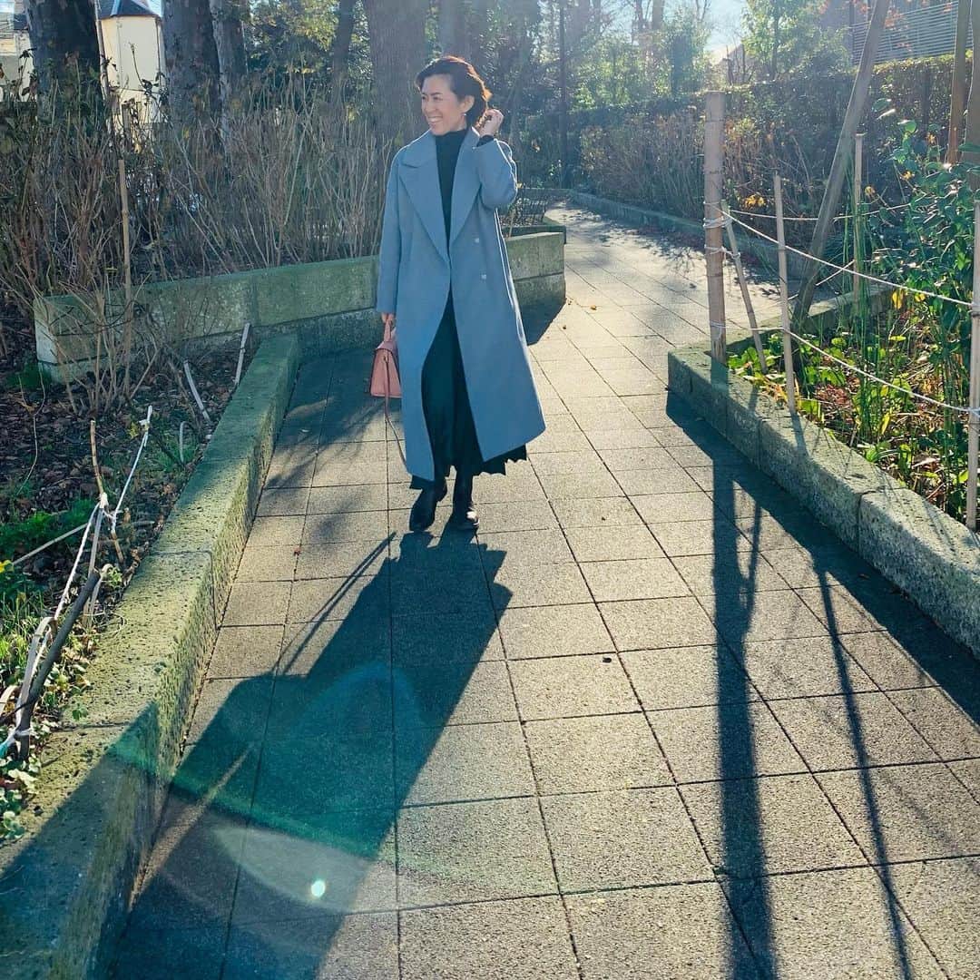 大草直子さんのインスタグラム写真 - (大草直子Instagram)「おはようございます。冬の景色を映したようなブルーを着て、少し遅めの初詣へ。どこで撮っても光の環が。きれいだな。こんな美しいシーンにたくさん出会えますように。 @1er_arrondissement  #gap #fabianafilippi  #valextra  #コートは #プルミエアロンディスモン #ふっくらした上質素材 #軽くて暖かい #きれいな色は #気持ちを明るく→ #ワクワクウキウキ→ #周りの人にもワクワクは伝播 #周りの人も幸せに」1月5日 11時48分 - naokookusa