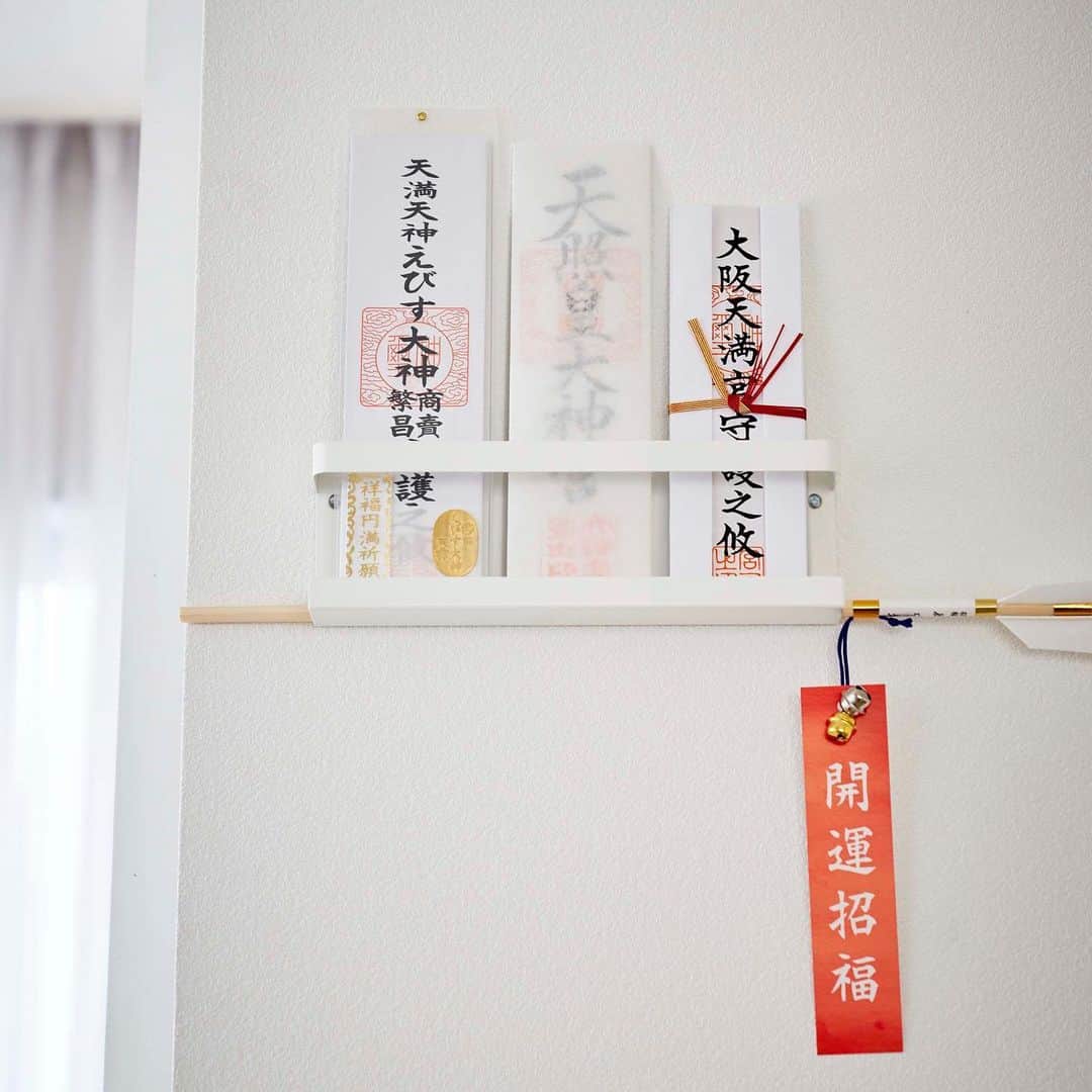 yamazaki_japanさんのインスタグラム写真 - (yamazaki_japanInstagram)「お札を壁面に収納できる「神札ホルダー タワー」のご紹介です。 . 初詣やお祝い事でいただいたお札の収納はどうされていますか？ . このラックは付属の木ネジで壁面にカンタン取り付けでお札の置き場を作ることができます。 今まで画鋲で取り付けていて毎年穴が増えて困っていた方やテープで貼り付けて落ちてきて困っていた方などにオススメ！ ． しかも破魔矢も一緒に収納することができます。 シンプルなデザインでお部屋の邪魔にもならないのでインテリアにこだわる方にもオススメのアイテムです。 . ■SIZE：約W25×D4×H8cm --------------------------------- 山崎実業のコラムサイト「Simple Life Lab.」も運営中◎ 暮らしのアイデアや、漫画ヤマクマちゃんなど様々なコンテンツが掲載されています。 是非ご覧ください。 https://www.yamajitsu.co.jp/lab/ ---------------------------------   #home#tower#お札収納#お札#御札#神札#破魔矢#破魔矢収納#インテリア#インテリア収納#収納術#整理整頓#整理収納#暮らし#丁寧な暮らし#シンプルライフ#おうち#北欧#北欧インテリア#ナチュラル#収納#シンプル#モダン#便利#おしゃれ #雑貨 #yamazaki #山崎実業」1月5日 12時00分 - yamazaki.home.channel