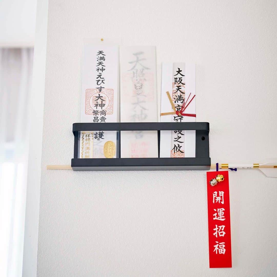 yamazaki_japanさんのインスタグラム写真 - (yamazaki_japanInstagram)「お札を壁面に収納できる「神札ホルダー タワー」のご紹介です。 . 初詣やお祝い事でいただいたお札の収納はどうされていますか？ . このラックは付属の木ネジで壁面にカンタン取り付けでお札の置き場を作ることができます。 今まで画鋲で取り付けていて毎年穴が増えて困っていた方やテープで貼り付けて落ちてきて困っていた方などにオススメ！ ． しかも破魔矢も一緒に収納することができます。 シンプルなデザインでお部屋の邪魔にもならないのでインテリアにこだわる方にもオススメのアイテムです。 . ■SIZE：約W25×D4×H8cm --------------------------------- 山崎実業のコラムサイト「Simple Life Lab.」も運営中◎ 暮らしのアイデアや、漫画ヤマクマちゃんなど様々なコンテンツが掲載されています。 是非ご覧ください。 https://www.yamajitsu.co.jp/lab/ ---------------------------------   #home#tower#お札収納#お札#御札#神札#破魔矢#破魔矢収納#インテリア#インテリア収納#収納術#整理整頓#整理収納#暮らし#丁寧な暮らし#シンプルライフ#おうち#北欧#北欧インテリア#ナチュラル#収納#シンプル#モダン#便利#おしゃれ #雑貨 #yamazaki #山崎実業」1月5日 12時00分 - yamazaki.home.channel