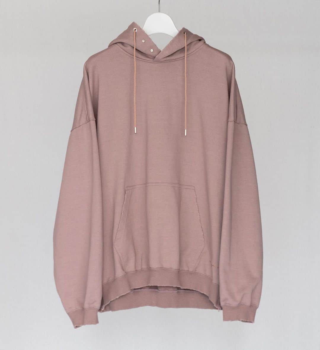 ウィザードのインスタグラム：「2021 SPRING SUMMER COLLECTION “SCREAMING LIFE"  EMBROIDERY DAMAGE HOODIE  特殊な編み機で編まれたハイゲージ裏毛は程良いハリ感がある為 ゆったりとした広めの袖幅がボリュームのあるバルーンシルエットを作り出します。 前フード部分にはボタンでアジャストが可能な仕様もあり,首回りのホールド感を確保出来ます。 両脇のベンチレーション機能も充実しています。 程良いダメージ加工と同色の刺繍もさりげないアクセントをもたせます。  #wizzard_fac #wizzard #fashion #tokyofashion #streetfashion #fashionphoto #designersbrand #domesticbrand #mensfashion #2021ss #ウィザード #パーカー #スウェットパーカー #ダメージパーカー #ファッションブランド #メンズファッション」