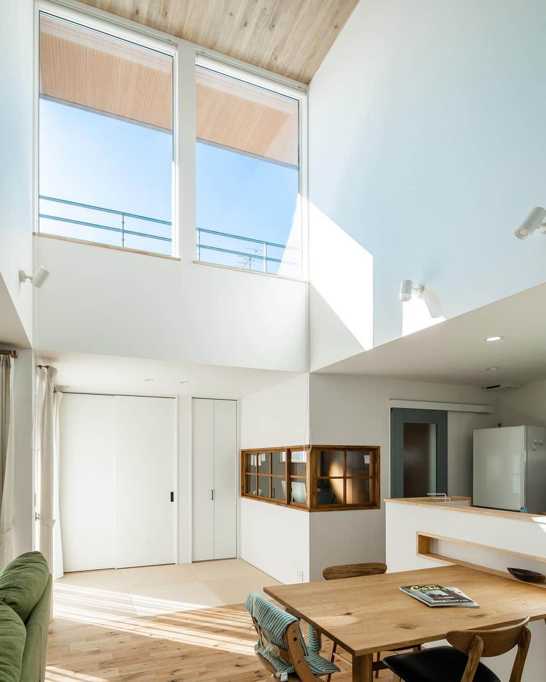 ルポハウス一級建築士事務所さんのインスタグラム写真 - (ルポハウス一級建築士事務所Instagram)「・ ・ ・ 吹き抜けから降り注ぐ、暖かい光に包まれる空間。 ・ ダイニングテーブルとカウンター前ニッチの高さを合わせ、使いやすさと見た目の美しさを両立。 ・ ・ ・ 𓐌𓐌𓐌𓐌𓐌𓐌𓐌𓐌𓐌𓐌𓐌𓐌𓐌𓐌𓐌𓐌𓐌𓐌  ルポハウスの施工事例はこちらまで☞ @reposhouse  𓐌𓐌𓐌𓐌𓐌𓐌𓐌𓐌𓐌𓐌𓐌𓐌𓐌𓐌𓐌𓐌𓐌𓐌 #ルポハウス は#ちょっとかっこいい家 を"友人のために" という思いでつくっています。 一生に一度の#マイホーム。 「あなたにしかできない」×「ルポハウスだからできる」で、 私たちだけの#家づくり を思いっきり楽しんでみませんか？！ ・ ・ ・ #住宅 #注文住宅 #新築一戸建て #デザイナーズ住宅  #一級建築士事務所 #設計事務所  #滋賀県大津市 #滋賀県草津市 #滋賀県栗東市  #滋賀県近江八幡市 #設計士とつくる家 #リビングインテリア #吹き抜けリビング #吹抜けリビング #ナラ無垢 #オーク無垢 #室内窓 #ダイニングインテリア#カウンターニッチ #キッチンインテリア  【年末年始休業のお知らせ】  誠に勝手ながら、下記の期間を休業とさせていただきます。 　 休業期間 ／ 2020年12月29日(火) ～ 2021年1月6日(水) 　 休業期間中のお問い合わせにつきましては、1月7日(木)より順次対応させていただきます。ご不便をお掛けいたしますが、ご了承くださいますようお願い申し上げます。」1月5日 12時01分 - reposhouse