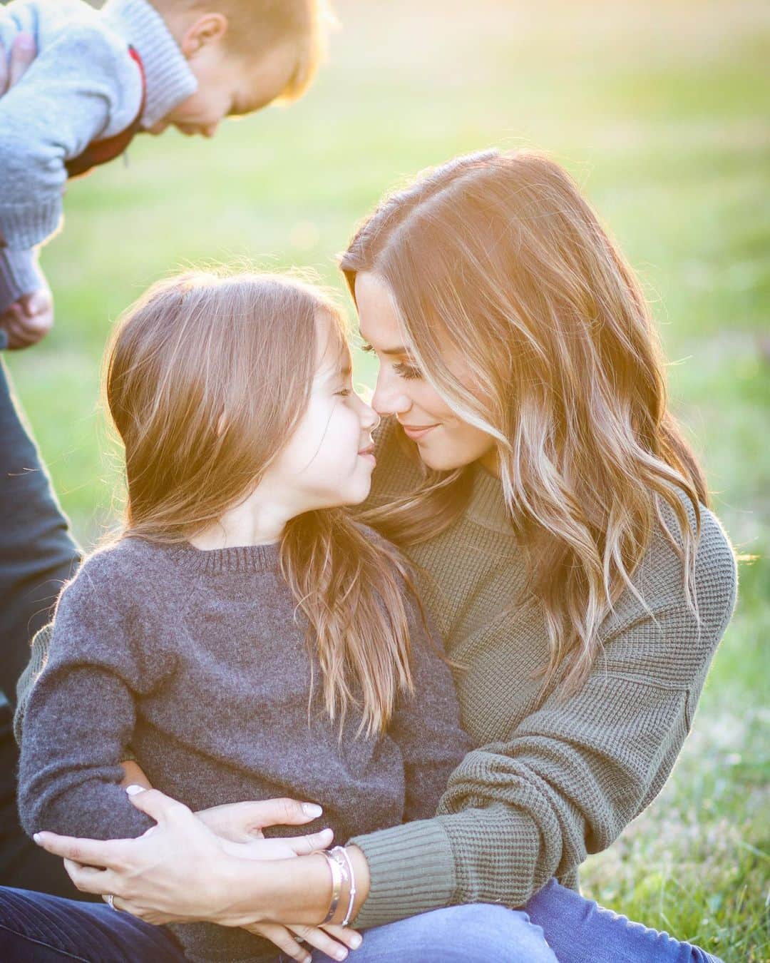 のインスタグラム：「Had the absolute scariest thing happen today at the park. We took the kids cause it was a nice day and we needed to get out and took them to a park we know and love.  We were going down the slides, swinging and having a great time.  Jolie met a sweet little girl and they started running around. I watch my kids like hawks but Jolie was running around in the play house so it was hard at times to see her. Needless to say I always had a watch on her.  And then I went down the slide with Jace again and I saw Jolie running around again with her sweet friend.  Mike was also patrolling too but we both went down the slide with Jace because Jolie was running around. But then the next minute a lady walked up to me and said “your daughter just got into a white suv”. My heart went straight to my gut and I said WHAT?!!! I immediately ran as fast as I could to the parking lot where I then saw Jolie and the little girl coming around the back of the car to which the little girls mom was in car.  I clung to Jolie so quick and caught my breath and tried to turn off all the “what if’s” going through my brain... It was an eye opening experience especially for someone like me who is super present. Literally in a blink of a second...that’s how fast a kid could be taken. Thank God that’s not what happened here and the little girl Jolie was with just wanted to see her mom but it’s a reminder for all of us to stay present, be aware because they might not end up like today and be watchful like the amazing mom that came up to me... I also want to add I never had the talk with Jolie. I think I expected her to know she can’t leave without mommy or daddy and plus I was always watching. I’m grateful we had the talk today.」