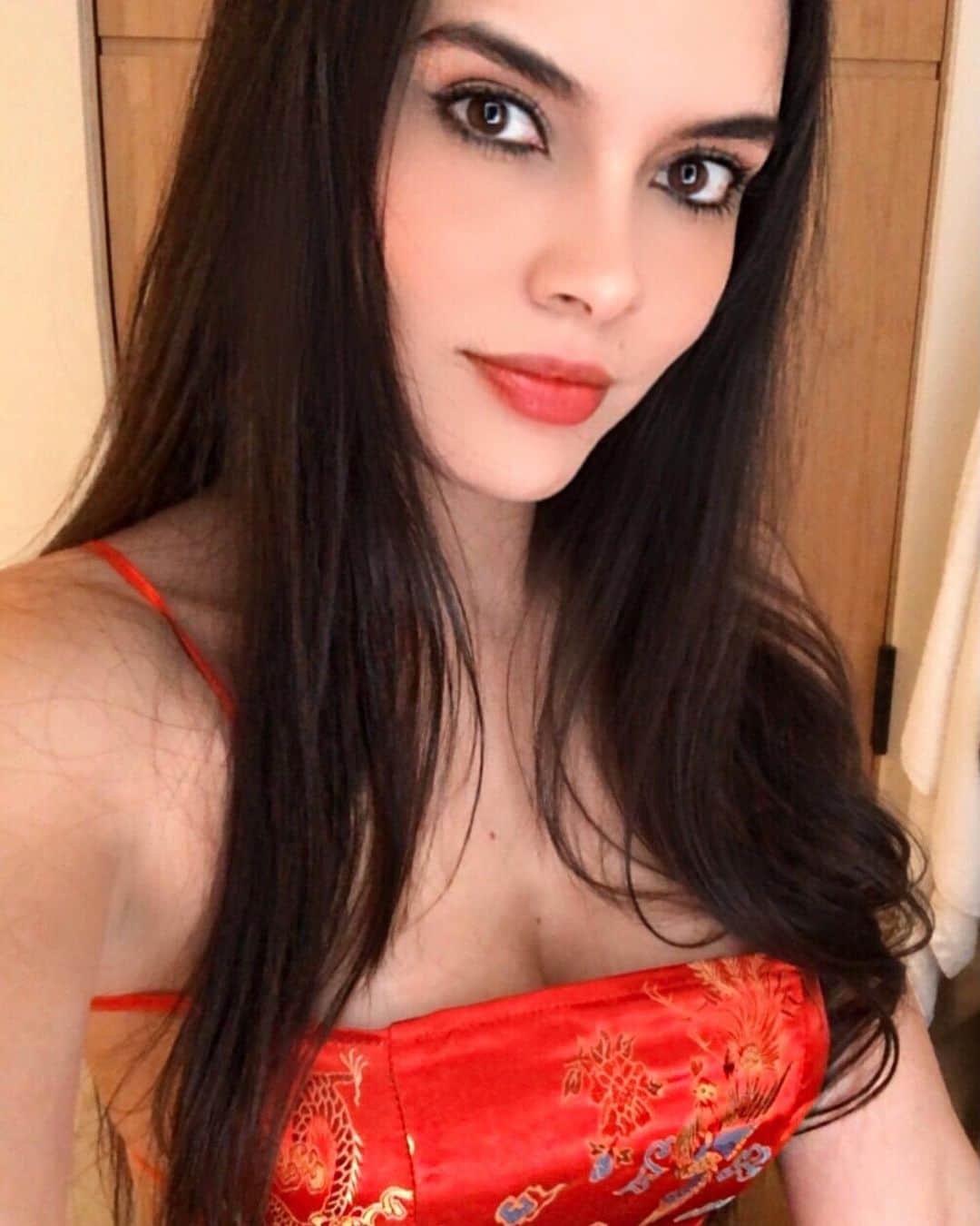 パオラ・ポーリンのインスタグラム：「Happy New Year everyone 🥳 ! .. 4 days after because I was busy on paradise 🪄 - Feliz año para todos 🥳 ! ... 4 días después porque estaba ocupada en el paraíso 🪄」
