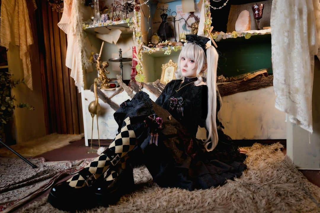 赤木クロのインスタグラム：「ゴシックロリィタ🖤  、 、 、 、 、 、 、  #anime #animegirl #animejapan #animeworld #japan #japanesegirl #日本  #comic #cos #cosplay #cosplayer #cosplaygirl #cosplayers #コスプレ #コスプレイヤー  #gravure  #lingerie  #일본여자 #코스프레 #그라비아 #角色扮演遊戲　#ゴシック #ゴシックファッション #Gothic #gothiclolita #gothicfashion #lolita #lolitafashion #ロリィタ #ロリィタファッション」