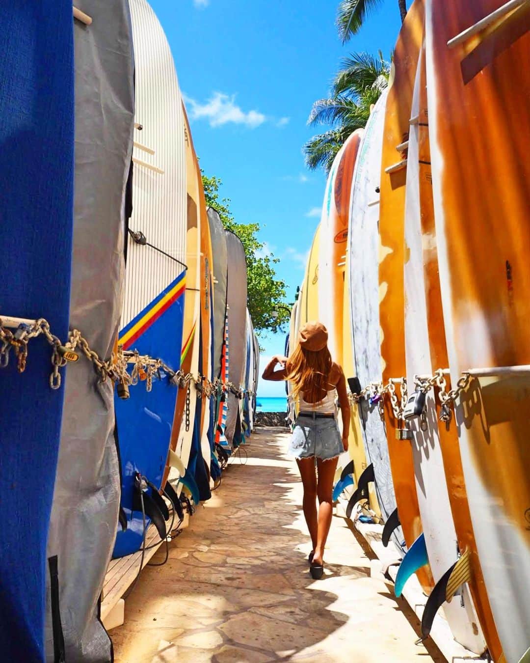 shihoのインスタグラム：「💙🏄🏾💙🏄🏾‍♂️💙🏄🏾‍♀️ ・ サーフボードがずら〜りと並んでる この光景にもわくわくするんだけど、 その先にちらりと見える 青く綺麗なHawaiiの海に さらにわくわくが止まらない場所。 ・ きっと行くとまた久々の再会に いつも以上にわくわくして 同じ場所で撮影しちゃうんだろうなぁ🤩💙 ・ #hawaii#islandofoahu#oahu#ハワイ#trip #オアフ島#travel#loco_hawaii#travel_jp #funtorip#タビジョ#旅MUSE#genic_travel #genic_mag#たびねす#旅行#genic_hawaii #honolulu#waikiki#ワイキキ#waikikibeach #beach#surfboard#sea#town#oahuhawaii #tabijyomap_hawaii#lealeahawaii#2021」