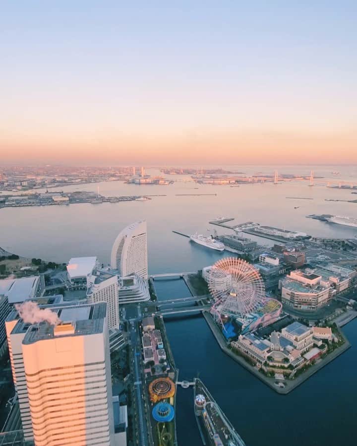 横浜ロイヤルパークホテルのインスタグラム：「冬の夕暮れは格別🌅 澄んだ空気が窓越しにも伝わってきます。」