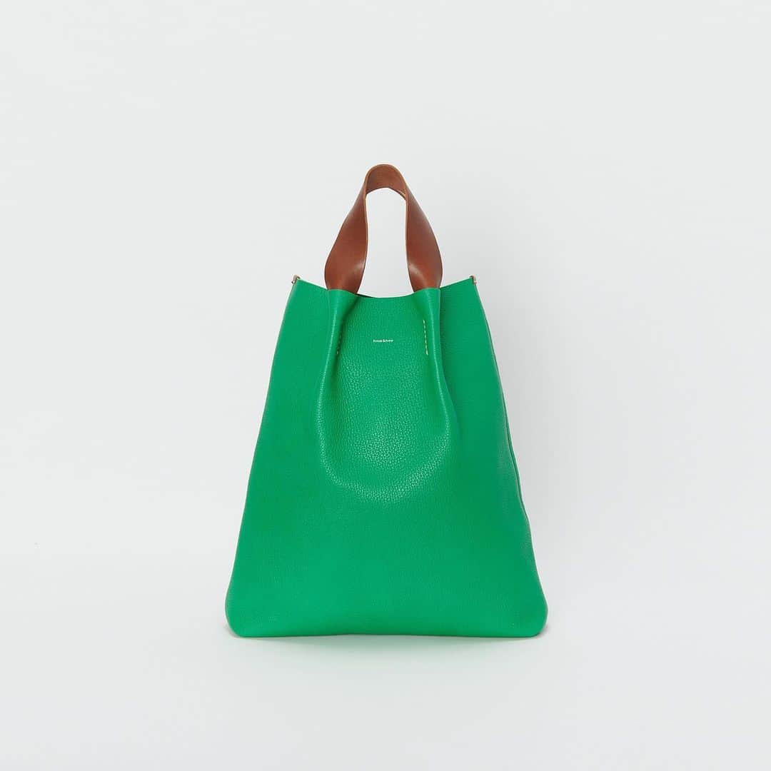 エンダースキーマのインスタグラム：「2021ws(winter/spring) will be at stores from the 9th of Jan﻿ *flagship stores @sukima_shop and retailers in Japan﻿ *abroad mid Mar﻿ ﻿ model: piano bag small/medium/big﻿ color: black, dark brown, green, purple﻿ ﻿ #henderscheme #2021ws」