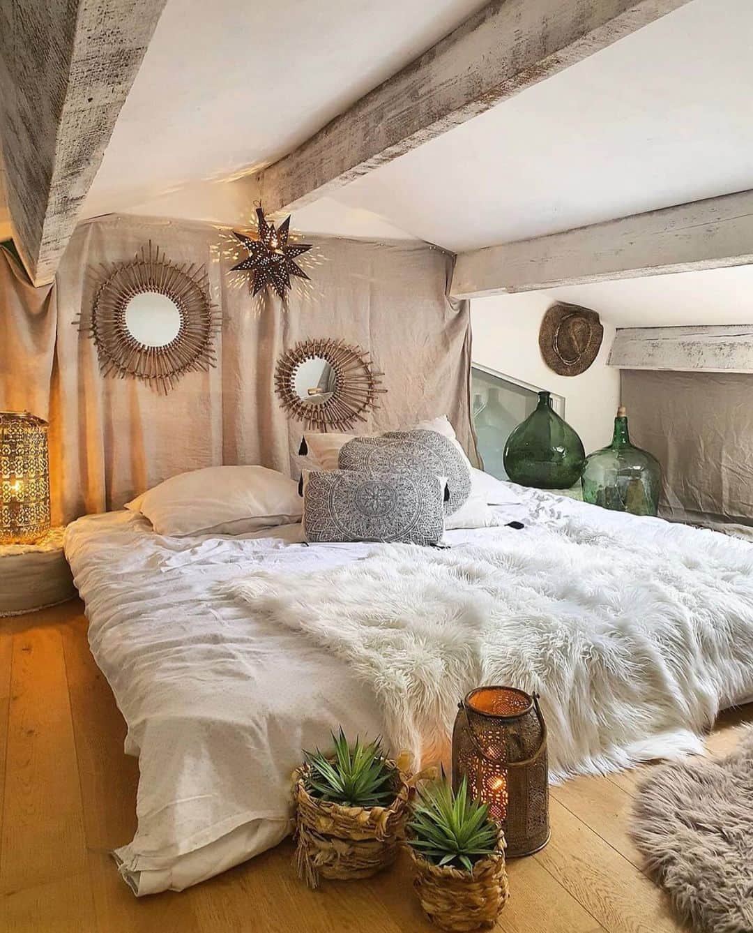 Crazy Roomsのインスタグラム：「Cozy attic vibes by @zebodeko 🥰」