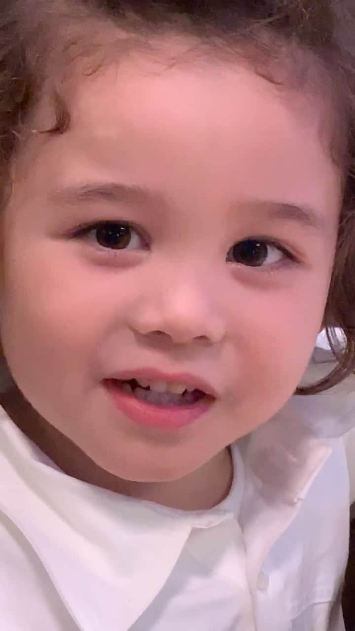 渡辺直美のインスタグラム：「子供達とお絵かきタイム😝 自由でなんかワロタ🤣 最初のハンスの喋り方がまじ可愛いね🤣 私のiPhoneケースの絵が気になったみたい👀 終わりに大人入ってきてからの私の真面目な声質ワロタ😂  映画はただいま大ヒット公開中です🥰 序盤にハンスが笑うシーンがあるんだけどそれがまた笑っちゃう可愛さだよ🤣  Here's a clip of the kids drawing a picture of me behind the scenes of "The Promised Neverland" (in theaters now)🥰 Look at how free they are🤣」