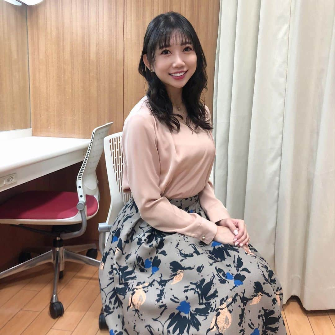 黒田菜月さんのインスタグラム写真 - (黒田菜月Instagram)「初の早朝連勤スタート☀️ #TBSニュース #衣装 #ヘアメイク #女子アナ #アナウンサー #嬉しい差し入れ❤️ #可愛すぎる牛さん🐮 #米澤かおり キャスター @kaoriina67  #ありがとうございます✨ . #女子アナヘア  #女子アナコーデ #女子アナメイク #コスメコンシェルジュ #カラーマスカラ #snapscara  #maybelline  #ダークチェリー #限りなく黒に近いボルドー #お湯でオフ  #まつげ下がらない  #なのに盛れる #メイクさん愛用  #良すぎたから私も買います👍」1月5日 12時33分 - nyaaatsuki_krd