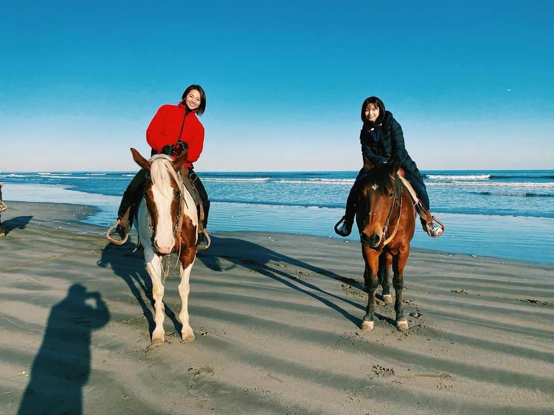 水崎綾女さんのインスタグラム写真 - (水崎綾女Instagram)「入来茉里ちゃんがなんかアウトドアしたいーって言ってくれてたので乗馬行ってきたよ☺️💕 海岸沿いをぷらぷら、たまに走ったりして楽しかったね☺️ * * #乗馬 #馬 #🐴 #🐎 #🏇」1月5日 12時37分 - misakiayame