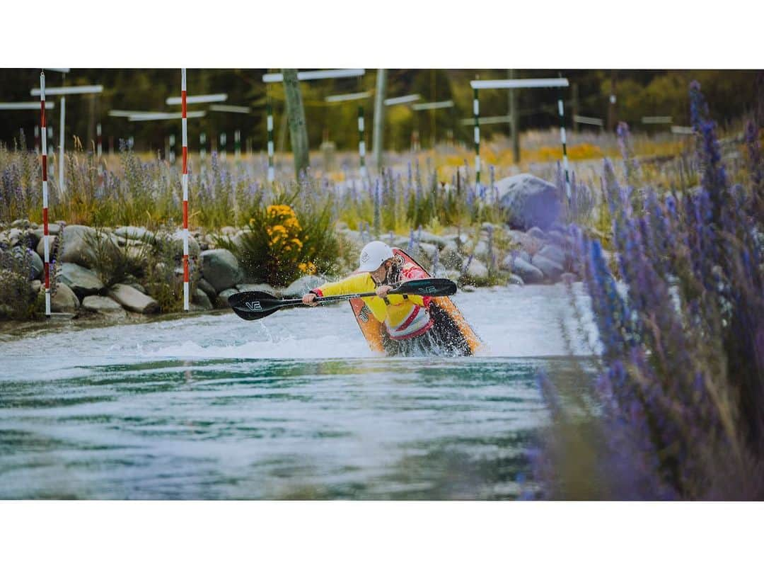 マイケル・ドーソンのインスタグラム：「Tekapo Whitewater Park 🤙👐 Blue skies, epic scenery and some sweet whitewater ✌🏼@islaycrosbie getting her freestyle on.   #tekapo #whitewater #freestylekayak #nz #nzmustdo #southisland #travelmore #adventuremode #kayaking #canoeslalom #laketekapo」