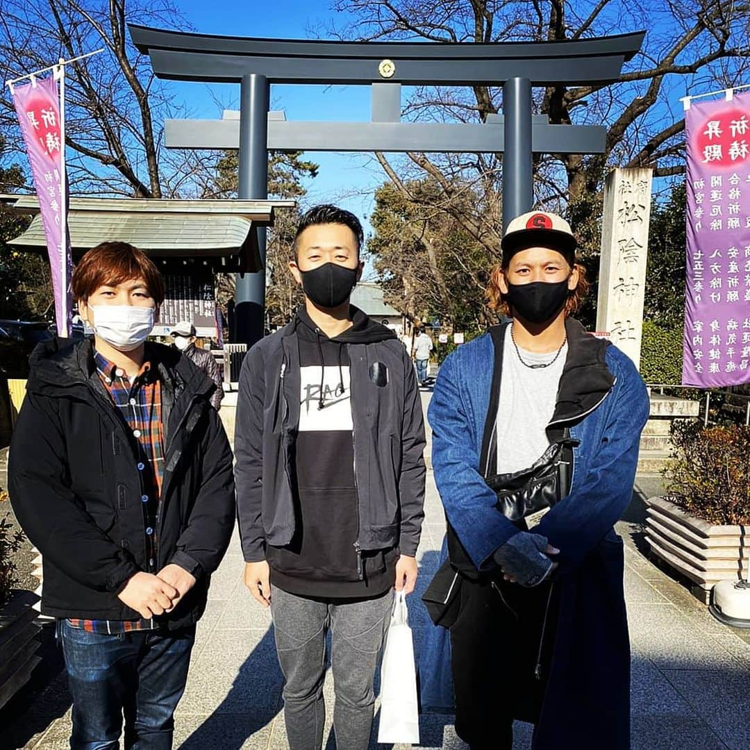 五十嵐恭雄さんのインスタグラム写真 - (五十嵐恭雄Instagram)「#初詣 #松陰神社 なのでSの帽子で✍️   日本人は無宗教と思いがちですが、みんな参拝しますし、 #神道 は根付いてると思います！👨‍🏫⛩  信じるという行為は、人を形成するうえで大事な事。  仕事でも人間関係でもスポーツでも！🏃  今年の目標達成を祈りつつ参拝してきました！🙏  良い年になりますように！  #神社 #神社大好き」1月5日 12時41分 - yasuo_ikarashi_