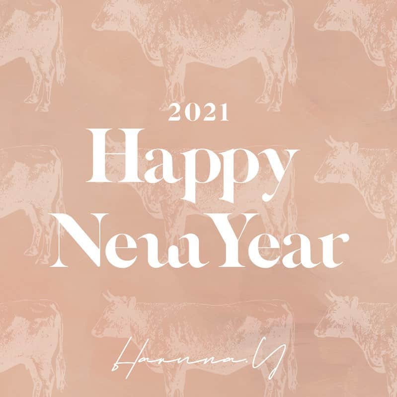 山川春奈のインスタグラム：「新年明けましておめでとうございます。 今年もよろしくお願いします。  昨年は全ての人にとって、今までに経験した事のない年になったと思います。  個人的にも沢山の出来事があった年で、周囲の助けのお陰で様々な事に気付けたり、学んだり、軌道修正をしました。 そして、だいぶ生活習慣も変わりました。（特に運動と食事と睡眠）  色々な変化があった年でしたが、心は意外と平穏に保てていたかなと思います。 それは確実に家族であったり、友人であったりがそばで助けてくれたお陰です。  周囲への感謝の気持ちが今までより大きな1年にもなりました。関わってくれた皆さま本当にどうもありがとうございました。  去年を一言で表すと【整】という漢字になります。  それは精神だったり、体調だったり、部屋の状態だったり、仕事の仕方だったり。本当に全てを見直しました。  そして、いよいよ2021年新たな年が始まりました。まだコロナ禍の状況は続きそうです。  こんな時だからこそ笑顔を絶やさず、周囲にいる人も困っていたら助けていけたら良いなと思います。  そして、世界中の人々が平和に過ごせる様に心から願っています！  長くなってしまいましたが、本日から仕事始めとなりました。去年より精力的に活動していく所存です。皆様どうぞ今年もよろしくお願いします！  #新年のご挨拶　#2021  #仕事はじめ」