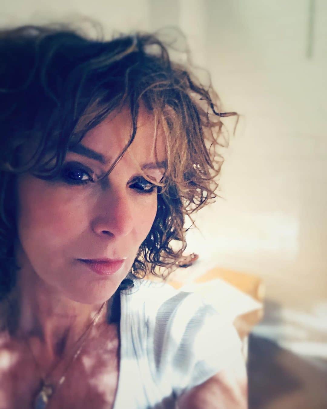 ジェニファー・グレイのインスタグラム：「thank you @fridasvala for my first haircut in 11 months!! phew #thanksineededthat we met doing dirty dancing, she was the hairdresser on the movie and we’ve been friends ever since! i always go back to that same ol’ haircut. #shag #layers #dirtydancing #babyhair #curlyhairdontcare」