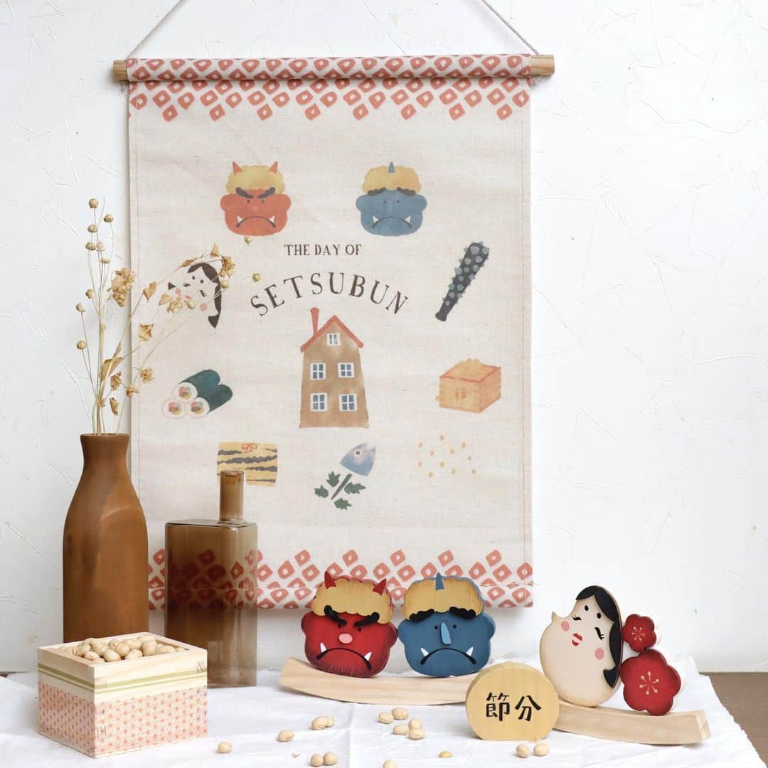 salut!のインスタグラム：「*.+ﾟ節分*.+ﾟ  今年の節分は2月2日！ 季節のイベントをサリュのアイテムで楽しみましょ〜◡̈*.。  他にも多数新商品が入荷しております。 是非公式通販サイトからご覧くださいませ𓂃⚑  公式通販サイト @salut_shop  トップページURLよりご確認くださいませ⋆*❁*  画像掲載商品 ・デザイン枡 各¥550(taxin) ・一輪挿し ¥550(taxin) ・おたふく ¥550(taxin) ・赤おにと青おに ¥550(taxin) ・節分タペストリー ¥880(taxin)  ※店舗により入荷時間や在庫数が異なります。 ご来店の前にお近くの店舗までご確認くださいますようお願い致します。  #サリュ #salut #まいにちインテリア  #節分 #節分飾り #節分タペストリー  #プチプラ #プチプラ雑貨 #プチプラインテリア #プチプラ小物 #プチプラ通販  #インテリア雑貨 #インテリア小物 #インテリア  #ナチュラルな暮らし #ナチュラルインテリア #ナチュラルコーデ #ナチュラル　#smileispower_p」