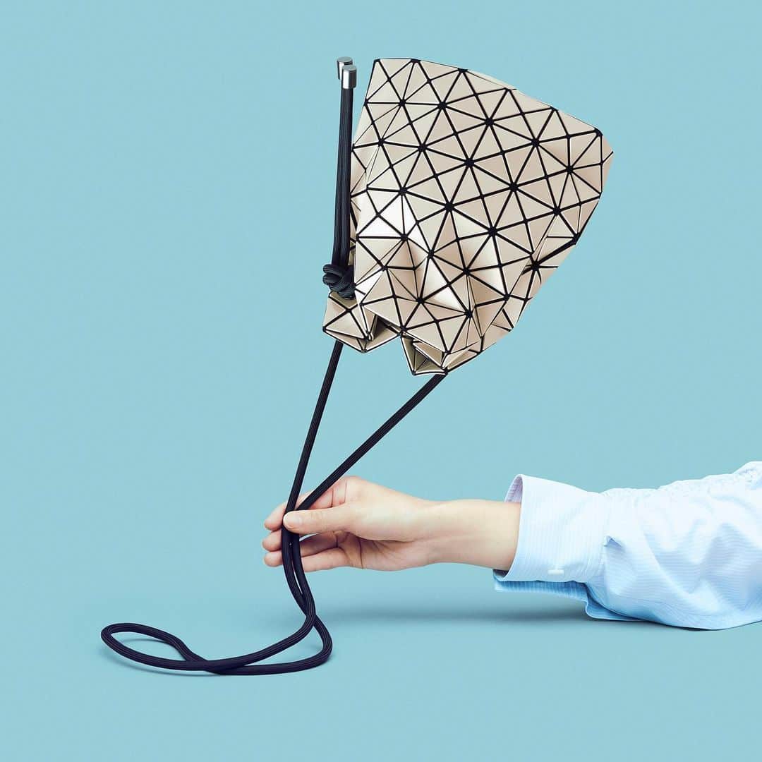 のインスタグラム：「【NEW ITEM】WRING  RELEASE MONTH January, 2021 *By country RELEASE MONTH may be different.  #baobaoisseymiyake #baobao #isseymiyake #shoulderbag #wring #ss21」