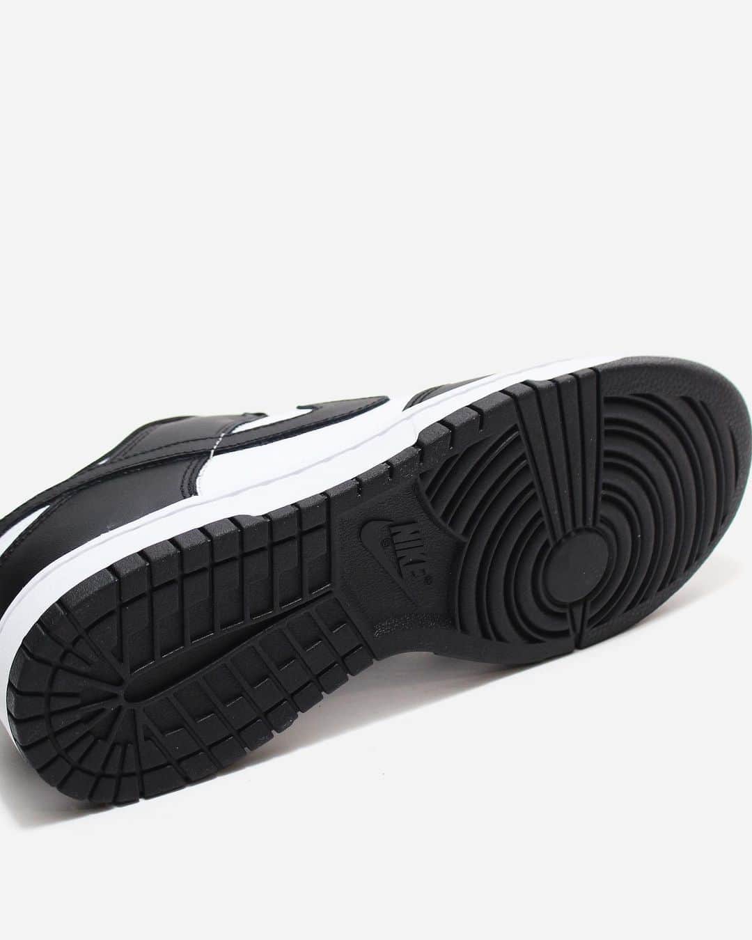 A+Sのインスタグラム：「2021. 1. 7 (thu) in store ※販売方法については後日、instagramストーリー、またはWEB STORE NEWSページより告知致します。  ■NIKE DUNK LOW RETRO COLOR : WHITE/BLACK-WHITE SIZE : 26.0cm-29.0cm 30.0cm PRICE : ¥11,000 (+TAX)  ■NIKE WMNS DUNK LOW COLOR : WHITE/BLACK-WHITE SIZE : 22.0cm-25.0cm PRICE : ¥11,000 (+TAX)  正統派スタイルを取り戻そう。 屋内プレー以外にもストリートにも対応するナイキ ダンク LOW レトロは、ハリのある素材を使用したオーバーレイとオリジナルのスクールカラーで復活。 見た目に負けない履き心地の上質なレザーのアッパーで80年代のスタイルを演出する、バスケットボールのオリジナルシューズ。 現代のフットウェアテクノロジーが21世紀に快適な履き心地を紹介。  Let's regain the orthodox style.  The Nike Dunk LOW Retro, which supports street play as well as indoor play, has been revived with overlays made of elastic materials and original school colors. Original basketball shoes that create the style of the 80's with a high-quality leather upper that is as comfortable as it looks. Modern footwear technology introduces comfort in the 21st century.  #a_and_s #NIKE #NIKEDUNK #NIKEDUNKLOW #NIKEDUNKLOWRETRO #NIKEWMNSDUNKLOW」