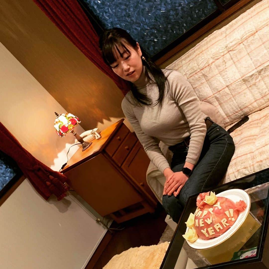 佐々木心音さんのインスタグラム写真 - (佐々木心音Instagram)「静かなお正月だったので、 ポテトサラダのケーキを作りました。 生ハムとチーズでデコレーション . 今年も変わらず一人遊び好きですが、 遊んでる場合ではなく、 モーションロックオペラ 「ライブパスファインダー」の稽古が再開しています。 . こんな世の中ですが、できるのなら 可能な限りの対策をして、 出来うる限り舞台に立ちたいと思っています。 . ライフパスファインダー　第五の壁 https://rockopera.jp/lp/lp5w 今だからこそ、届けたい内容なんです。 エンターテイメントは、負けない。 下手なところより、何倍も安全なのよ吉祥寺シアターは。 とても制限も厳しく、役者も毎日マスクしたまま、大声で歌い、演じ、走り回ってます。 新しいジャンルの舞台、 これはリモートでは伝わりにくいと思います。 生で、劇場で目の当たりにした人しか持って帰れない感情です。 . だから今日もバンドリハがんばる 楽しむ！ 今日を生きる。 . 現場からは以上です。 . #stage #act #motionrockopera #music #notmusical #entertainment #japanesegirl #actress #singersongwriter #kokonesasaki  #ライフパスファインダー #壁に向かう #毎日壁と戦ってる　#感じて欲しい #劇場で #あなたの目で #負けない #今日も稽古 #生バンドリハ　#佐々木心音」1月5日 13時22分 - sasakikokone