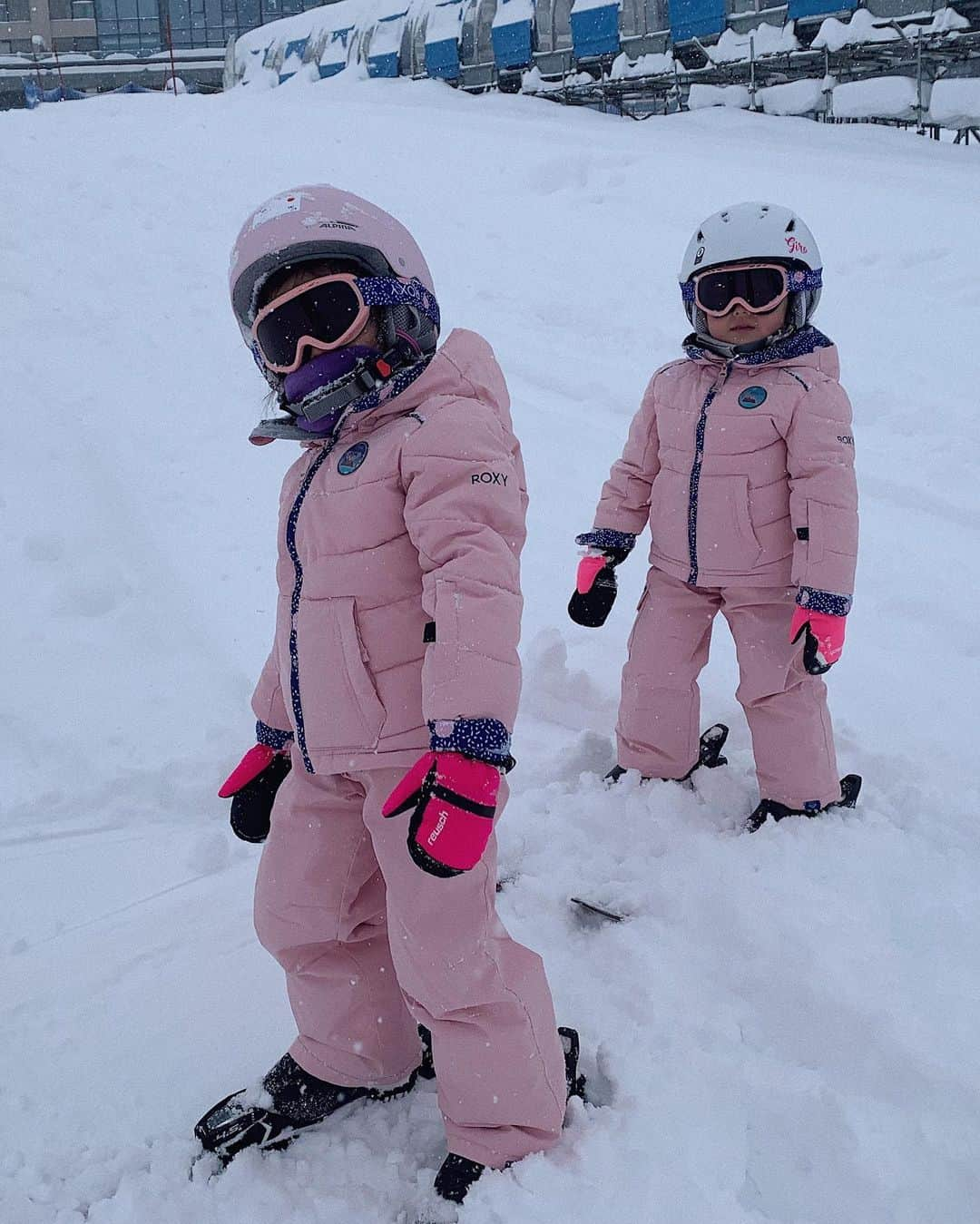 翁安芸さんのインスタグラム写真 - (翁安芸Instagram)「スキーの板が見えないほど大雪降る中、先生とスキーレッスンを頑張った子どもたち☃️☃️💖💖  #goodjobgirls #skibunnies #niseko #roxy #girohelmets #kidsskiing」1月5日 13時23分 - akinyc